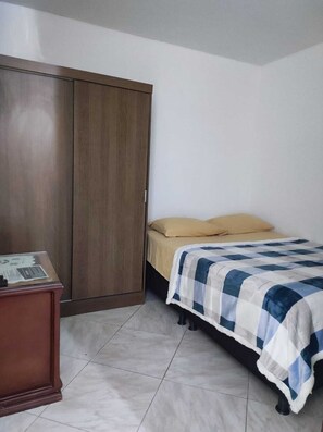 2 quartos, ferros/tábuas de passar roupa, Wi-Fi, roupa de cama