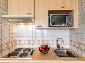 Jääkaappi, astianpesukone, keittoastiat/astiat/ruokailuvälineet