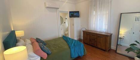 4 habitaciones, tabla de planchar con plancha, wifi y ropa de cama