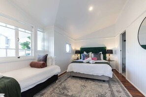 4 bedrooms, iron/ironing board, WiFi, bed sheets