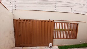A gated entrance with a tiled patio area. - Hotel Toronto pgm (Paragominas)