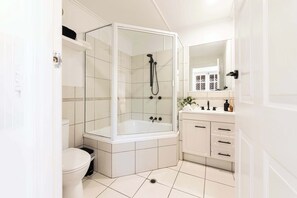 Dusche, Haartrockner, Shampoo
