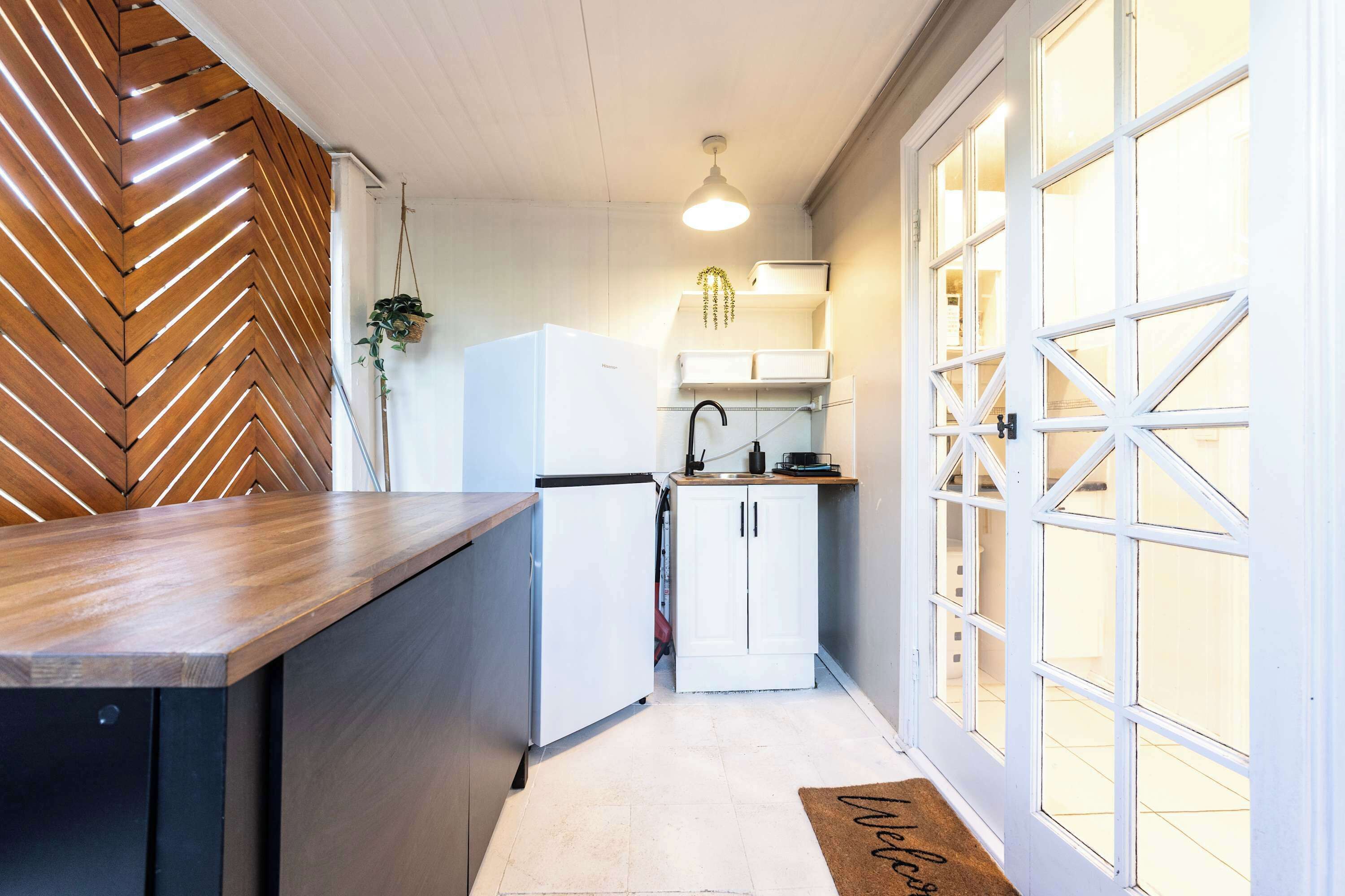 Kjøleskap, mikrobølgeovn, kokeplater og kaffetrakter/tekoker