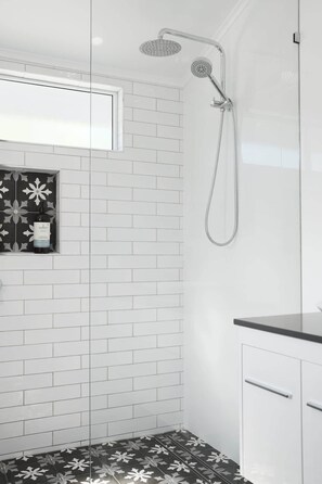 Shower, hair dryer, shampoo - Urban Getaway Central Cottage (West Ipswich)