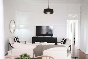 TV - Urban Getaway Central Cottage (West Ipswich)