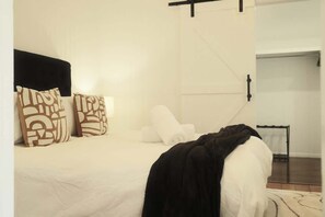 3 bedrooms, iron/ironing board, WiFi, bed sheets - Urban Getaway Central Cottage (West Ipswich)