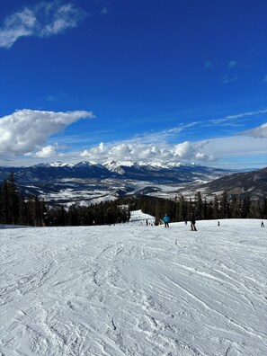 Snow and ski sports - Location!! Cozy hotel suite in welcoming Avon with AC, WiFi, fitness room (Avon)