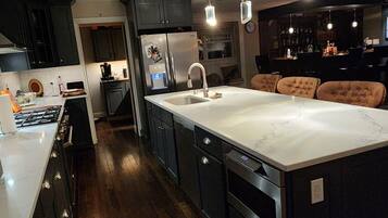 Kylskåp, mikrovågsugn, ugn och spishäll