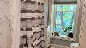 Hårtork, handdukar, tvål och toalettpapper