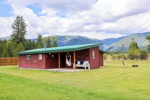 Exterior - Charming cabin in Trout Creek (Trout Creek)