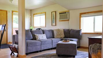 Een smart-tv, boeken en een muziekbibliotheek