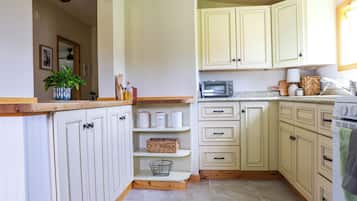 Fridge, oven, stovetop, coffee/tea maker