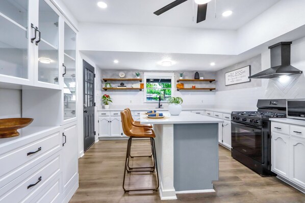 Microondas, horno, placa de cocina y cafetera o tetera