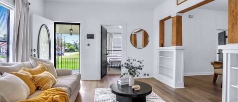 Älytelevisio, kirjoja, tietokoneen näyttö