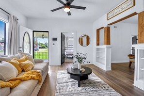 Una Smart TV, libros, una pantalla de ordenador