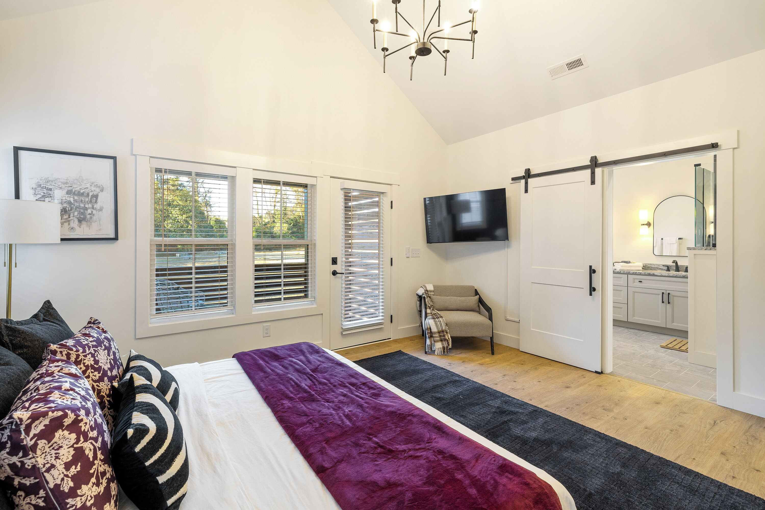 4 habitaciones, tabla de planchar con plancha, wifi y ropa de cama 