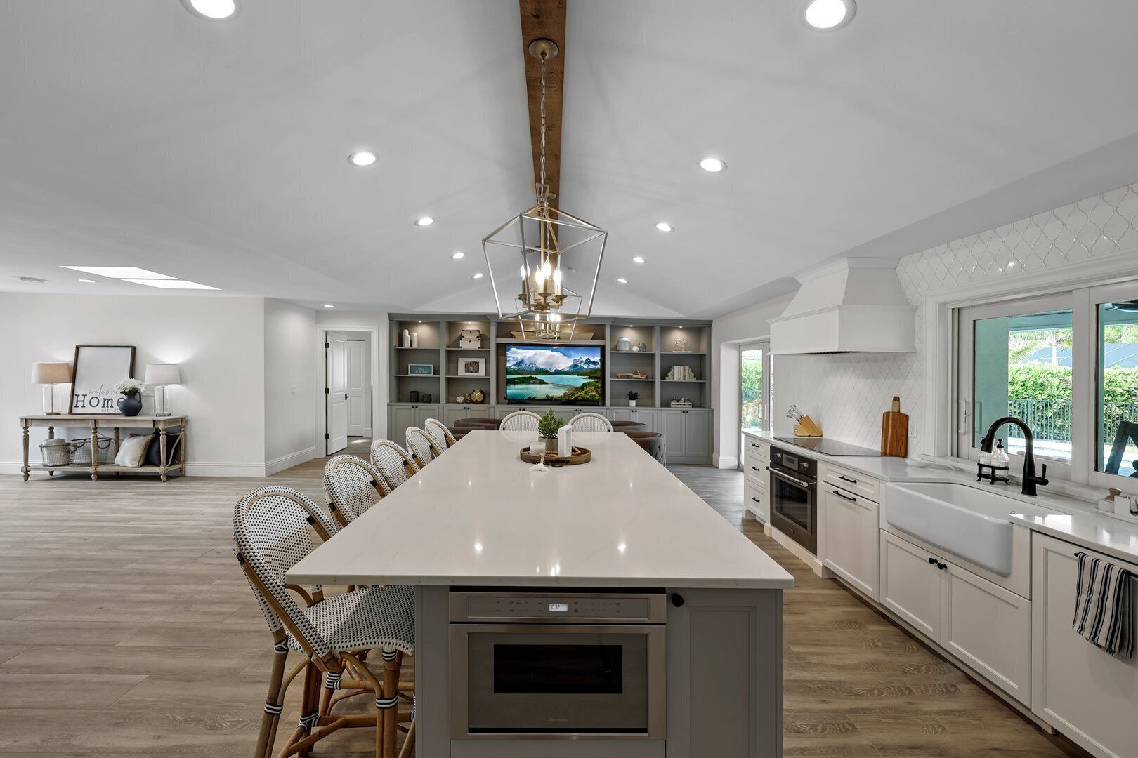 Cafetera y tetera, tostadora y comedor 