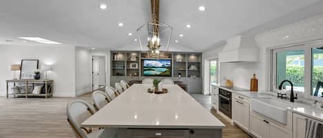 Wasserkocher mit Kaffee-/Teezubehör, Toaster, Esstisch