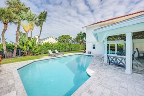 Unclassified image, 2 of 38, button - House in Park Shore in Naples (Naples)