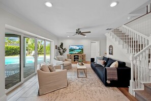 Unclassified image, 4 of 38, button - House in Park Shore in Naples (Naples)