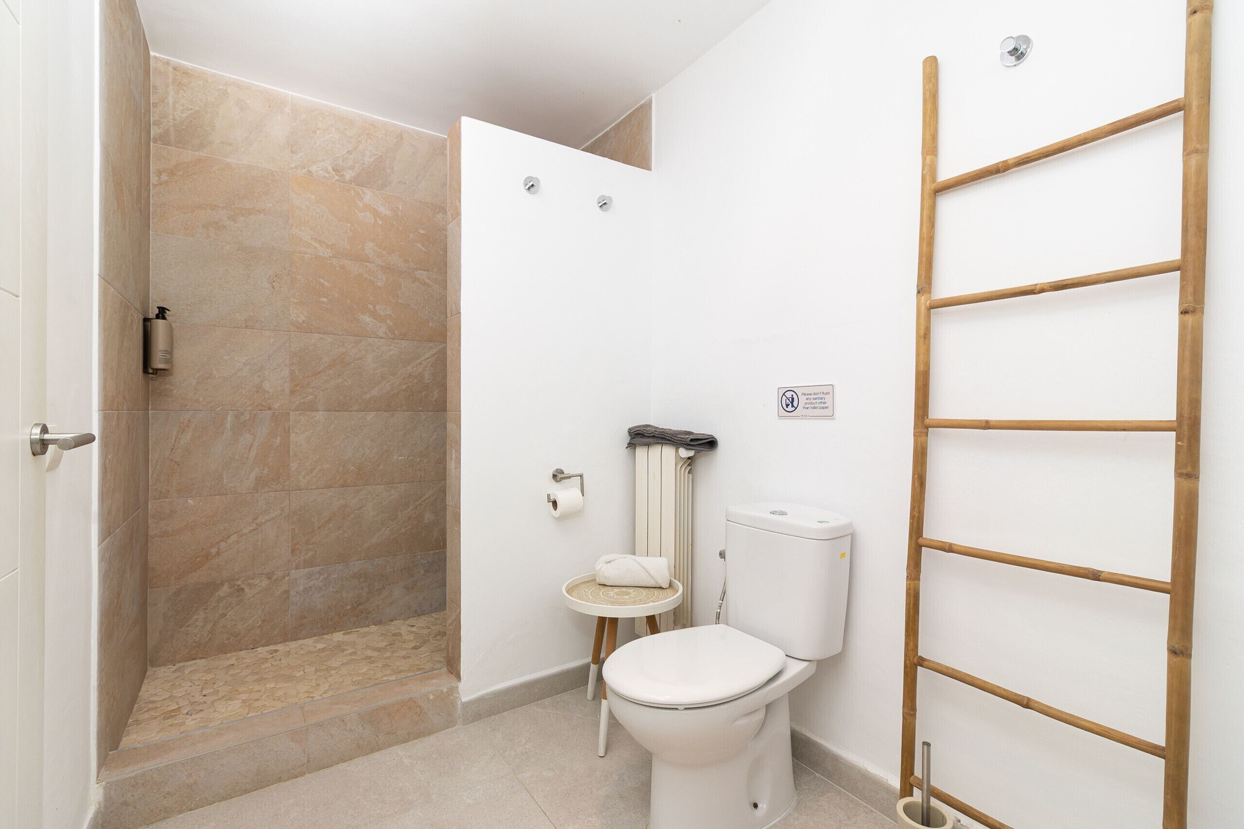 Suihku, hiustenkuivaaja, pyyhkeet