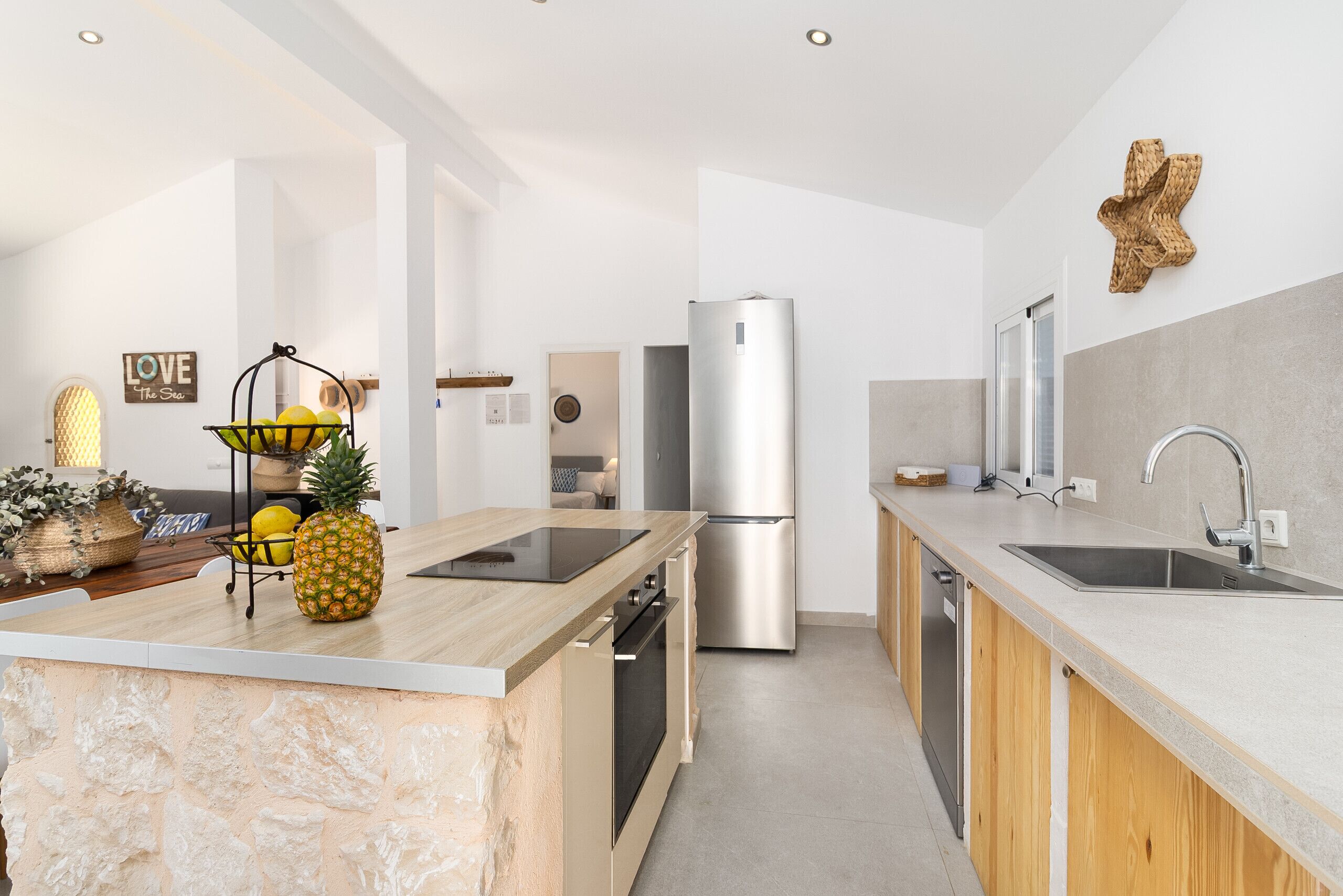Wasserkocher mit Kaffee-/Teezubehör, Kühlschrank, Ofen, Geschirrspüler