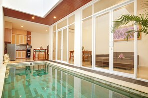 Una piscina cubierta