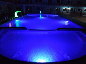 2 outdoor pools