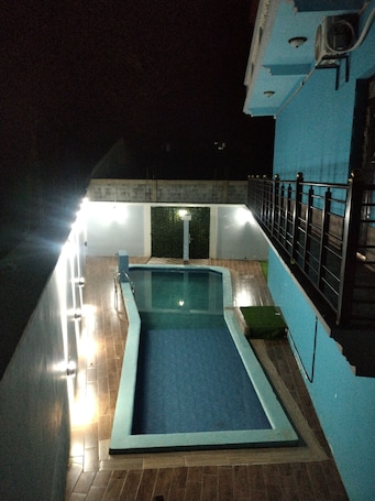 2 outdoor pools