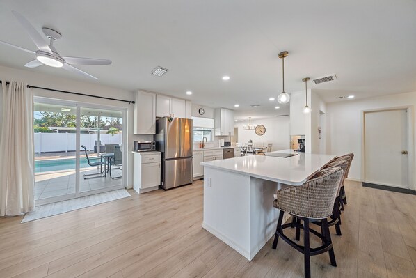 Réfrigérateur, micro-ondes, four, plaque de cuisson