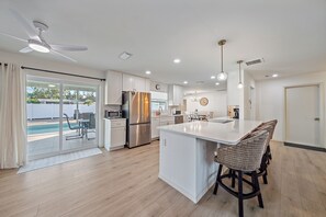 Refrigerador, microondas, horno, placa de cocina