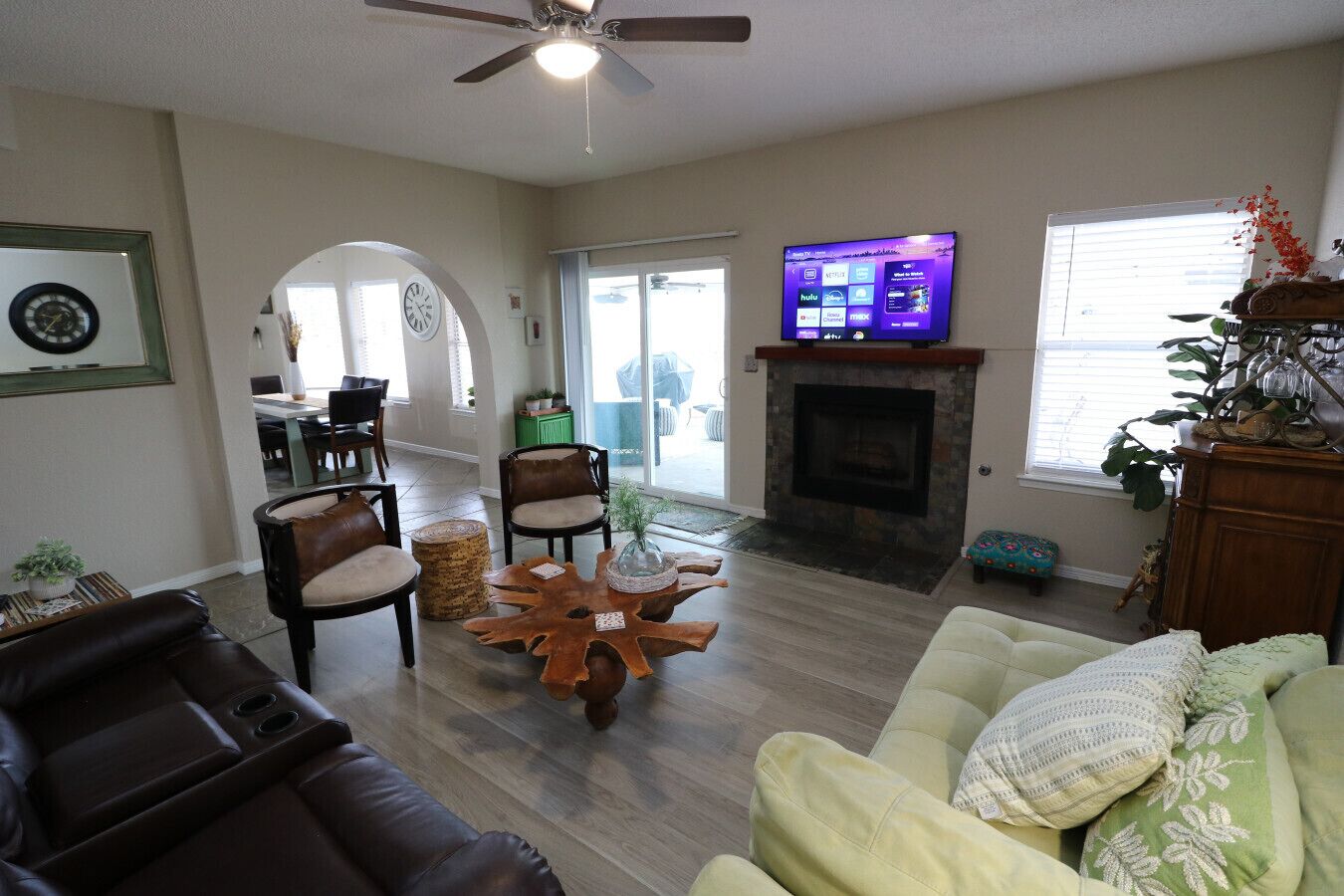 TV connectée, cheminée, livres