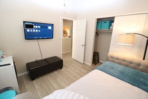 5 chambres, bureau, fer et planche à repasser, lit parapluie