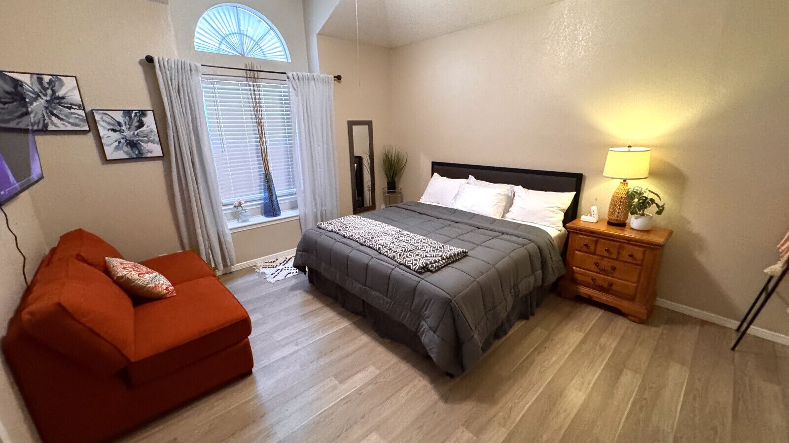 5 chambres, bureau, fer et planche à repasser, lit parapluie