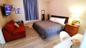 5 habitaciones, escritorio y tabla de planchar con plancha