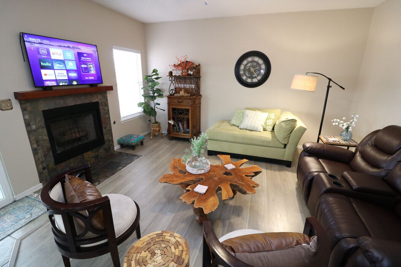 TV connectée, cheminée, livres