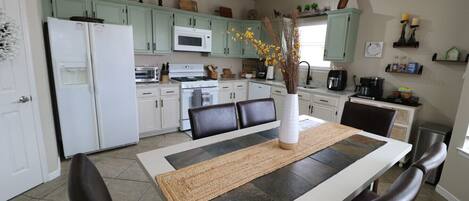 Frigorifero, microonde, forno, piano cottura