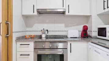 Réfrigérateur, micro-ondes, lave-vaisselle, cafetière/bouilloire