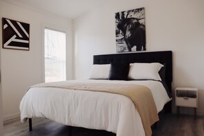 2 habitaciones, escritorio y tabla de planchar con plancha 