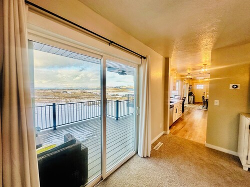 6 bedroom sleeps 22, Hot tub, and gorgeous view of Bear Lake, lots of amenities 
