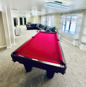Games room - 6 bedroom sleeps 22, Hot tub, and gorgeous view of Bear Lake, lots of amenities  (Garden)