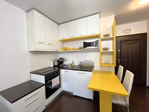 ซูพีเรียสตูิดิโอ | บริเวณนั่งเล่น | ทีวี 60 ซม. พร้อมช่องเคเบิล