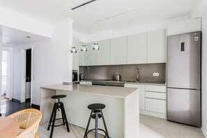 Fridge, microwave, oven, stovetop - Blueground | Avenidas Novas, AC & w/d, nr park (Lisbon)