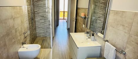 Dusche, Haartrockner, Bidet, HandtĂŒcher
