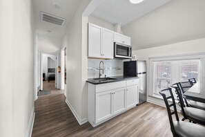 Jääkaappi, mikroaaltouuni, liesi, keittoastiat/astiat/ruokailuvälineet