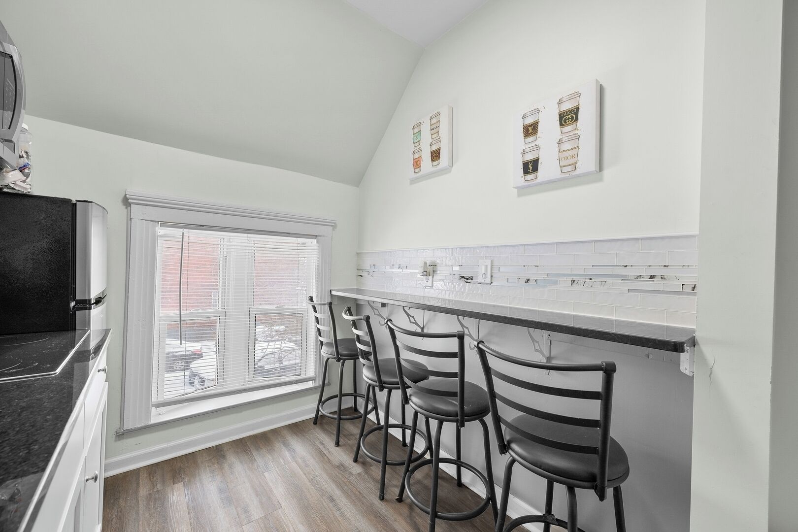 Kühlschrank, Mikrowelle, Herdplatte, Kochgeschirr/Geschirr/Besteck