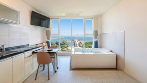 Basic Room, 1 Bedroom (301(Ocean View / Spa)) | 1 bedroom, free WiFi - Gangneung Meerbrick Spa Pension (Gangneung)