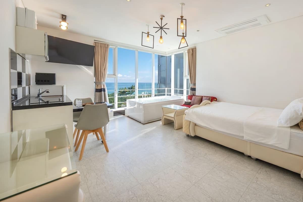 Basic Room, 1 Bedroom (303(Ocean View / Spa)) | 1 bilik tidur, Wi-fi percuma 