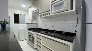 Kjøleskap, mikrobølgeovn, kokeplater og kaffetrakter/tekoker