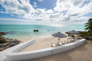 Plage, chaises longues, serviettes de plage